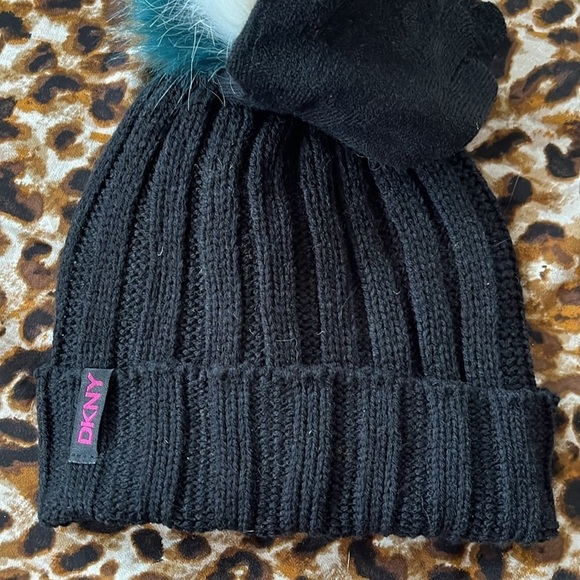 Brand New DKNY Black Knit Hat & Touchscreen Gloves Set Multicolored Faux Fur Pom - Picture 7 of 13